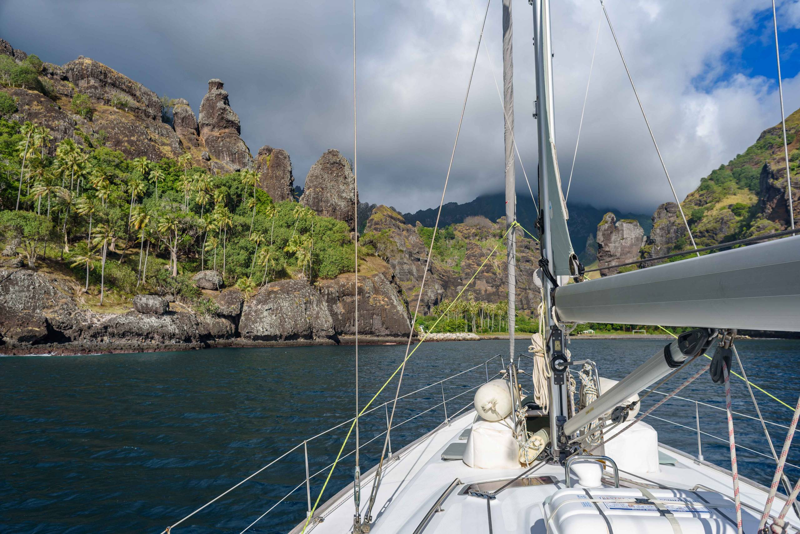 Segeyacht vor Fatu Hiva